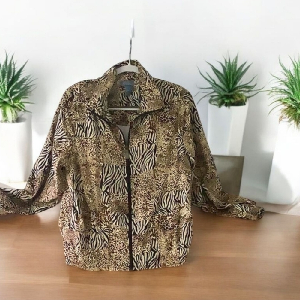 Koret sport jacket 🦒 print size Med zipper front 2 pockets fully lined